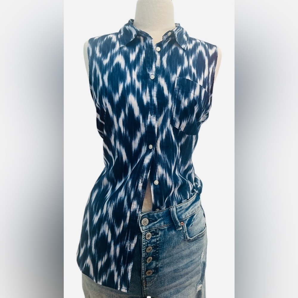 ST. JOHN’S BAY -Blue and White Button Down Shirt